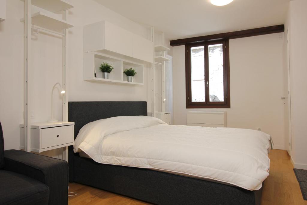 A bed or beds in a room at Rialto Studio (300mt from Rialto Bridge)