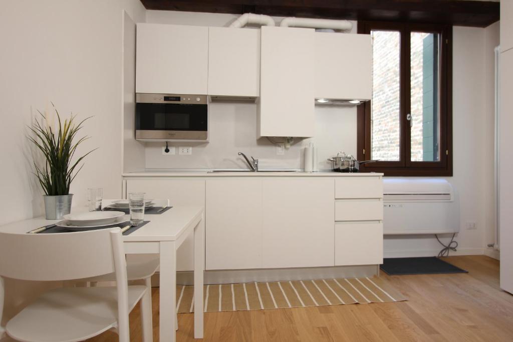 A kitchen or kitchenette at Rialto Studio (300mt from Rialto Bridge)