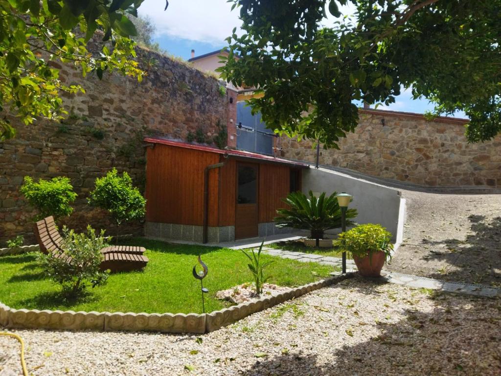 ogród przed ceglanym budynkiem w obiekcie Giardino dei Segreti w mieście Scarlino