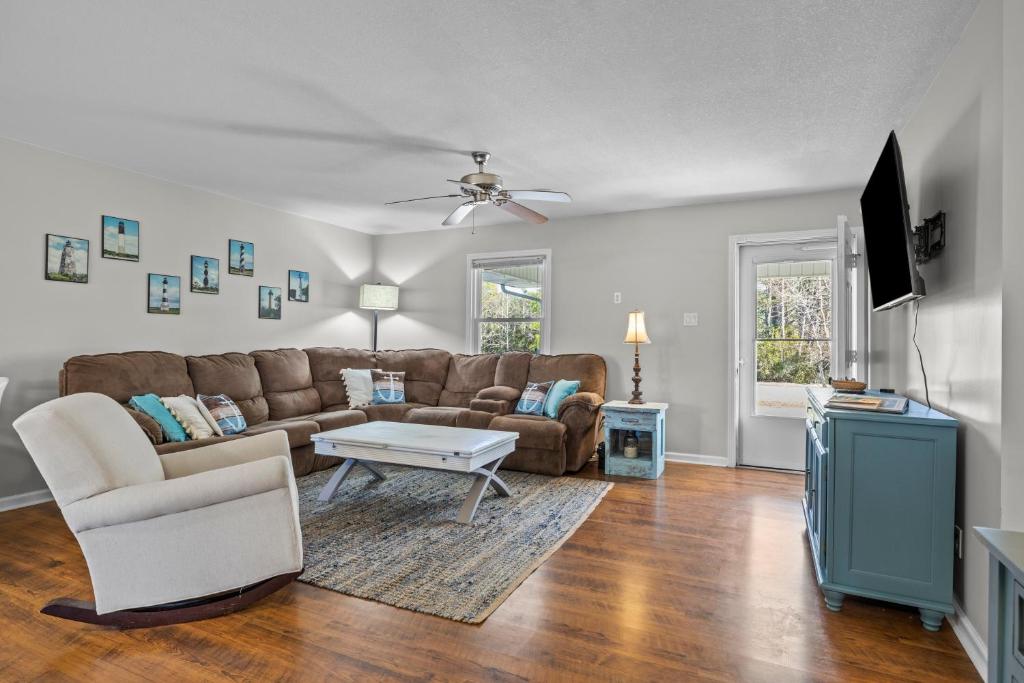 sala de estar con sofá y mesa en Otter Banks Retreat home, en Harkers Island