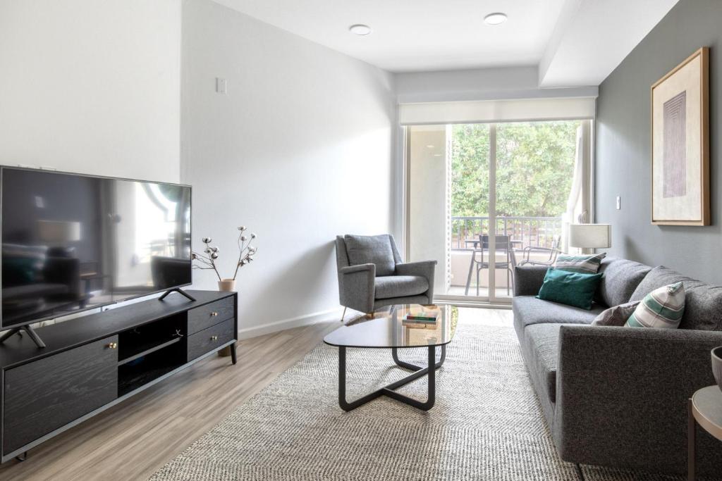 Μια τηλεόραση ή/και κέντρο ψυχαγωγίας στο Westchester 1BR w Pool Gym nr beach LAX LAX-241