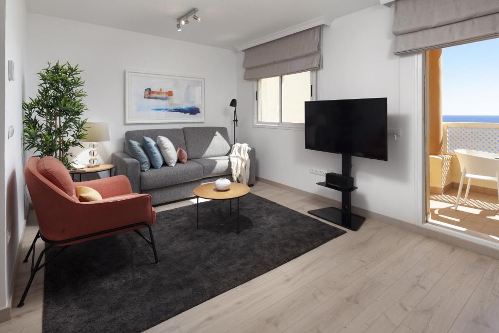 Telewizja i/lub zestaw kina domowego w obiekcie Garden & Sea Apartments Mijas Costa & Fuengirola