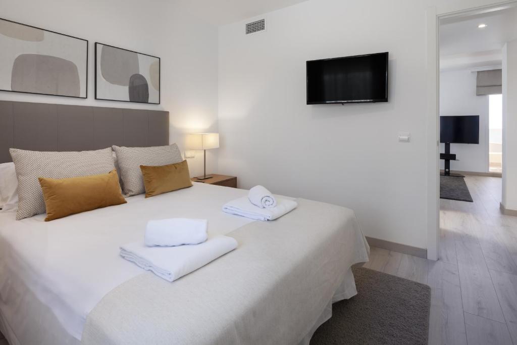Telewizja i/lub zestaw kina domowego w obiekcie Garden & Sea Apartments Mijas Costa & Fuengirola
