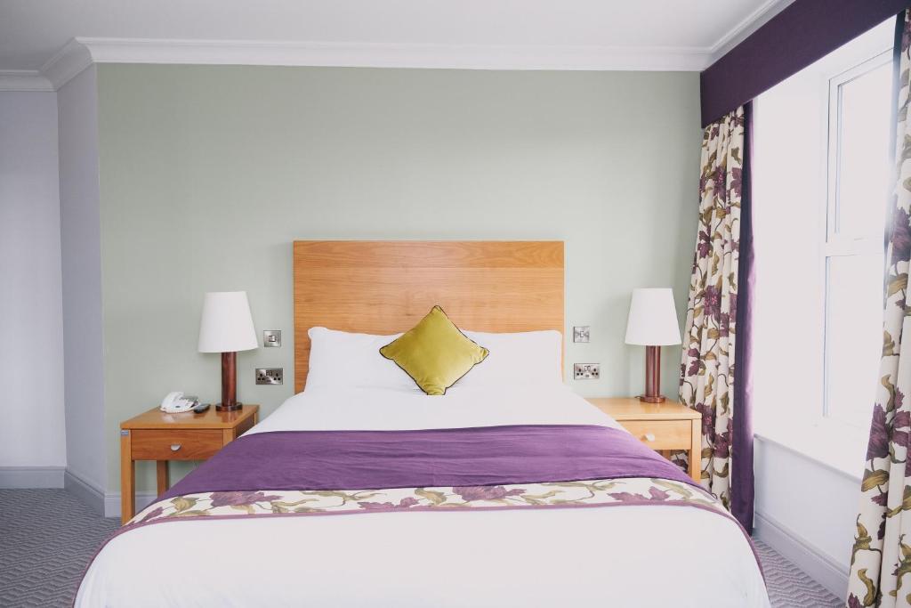 Postel nebo postele na pokoji v ubytování Maldron Hotel & Leisure Centre, Oranmore Galway