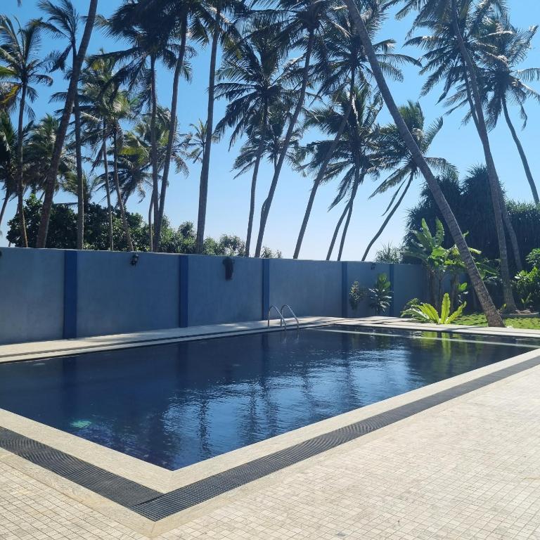 Bazén v ubytování Dhammika Beach Palace nebo v jeho okolí