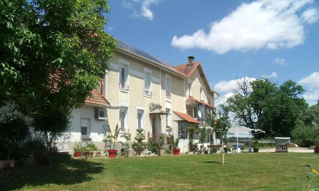 ein großes weißes Haus mit einem Hof davor in der Unterkunft le Moulin des Moines in Châtenois