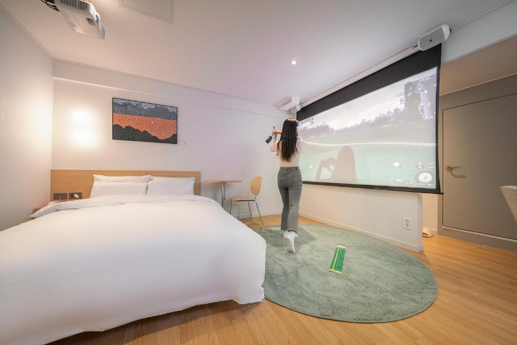 Postel nebo postele na pokoji v ubytování Aank Hotel Guri