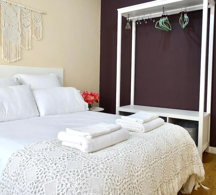 Un pat sau paturi într-o cameră la Piso Riazor 4 habitaciones
