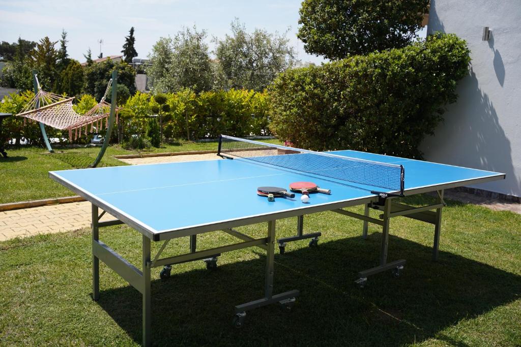 Stolní tenis v ubytování JASMINE STUDIOS POTOS nebo okolí