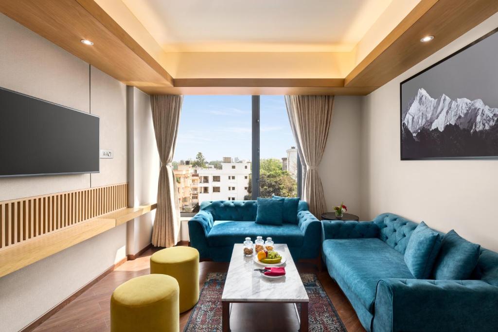 Posezení v ubytování Ramada Encore by Wyndham Siliguri Sevoke Road