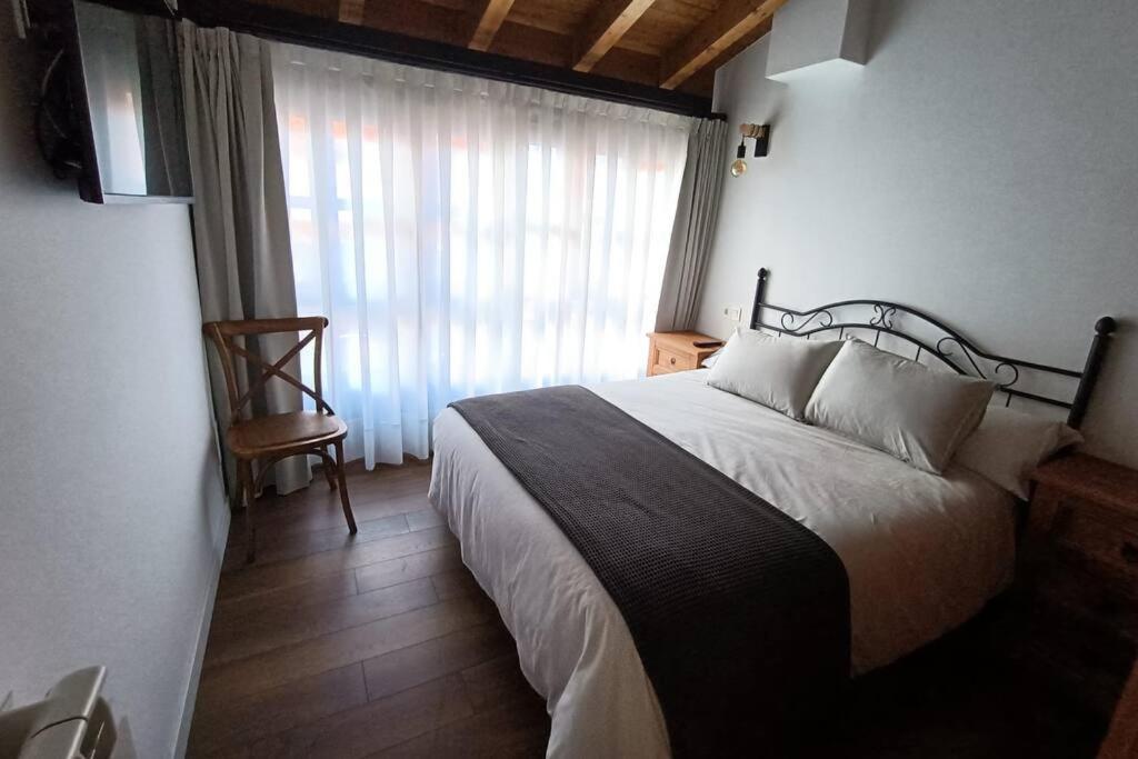 Tempat tidur dalam kamar di Pintularrama - Casa Rural en Póo de Llanes