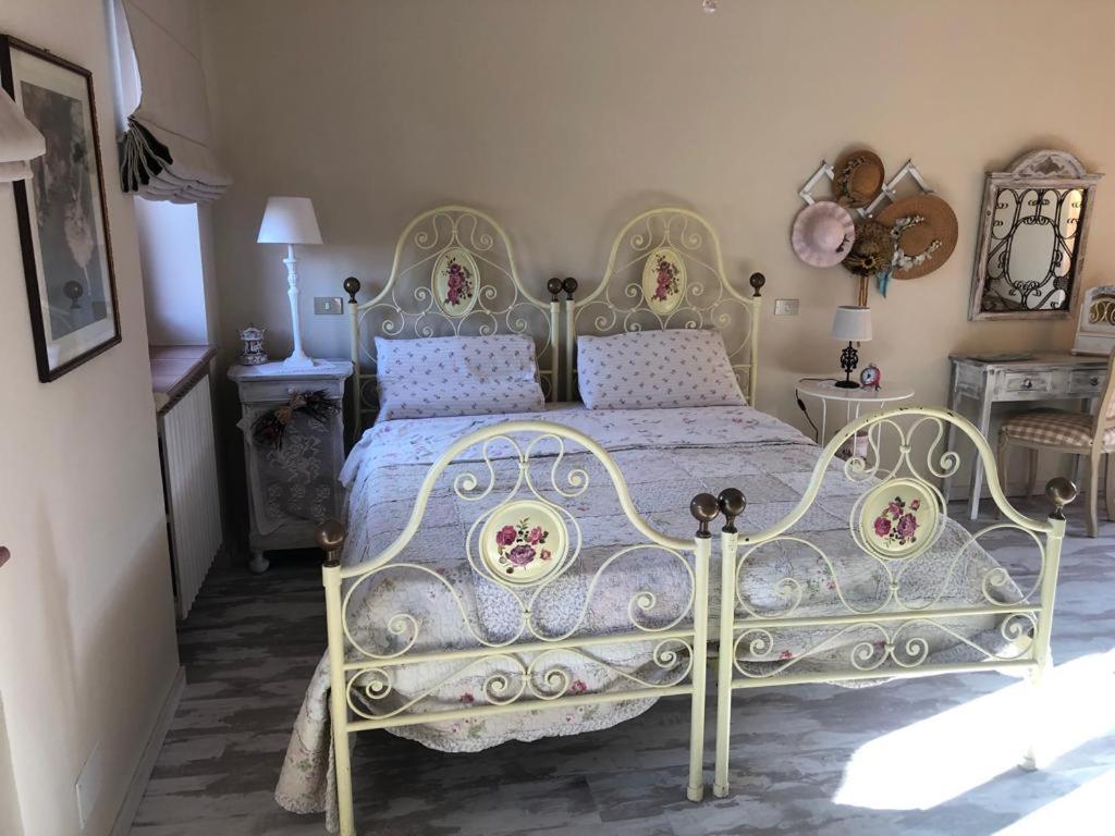 Schlafzimmer mit einem Bett mit Metallrahmen in der Unterkunft Casale di Anna in Piea