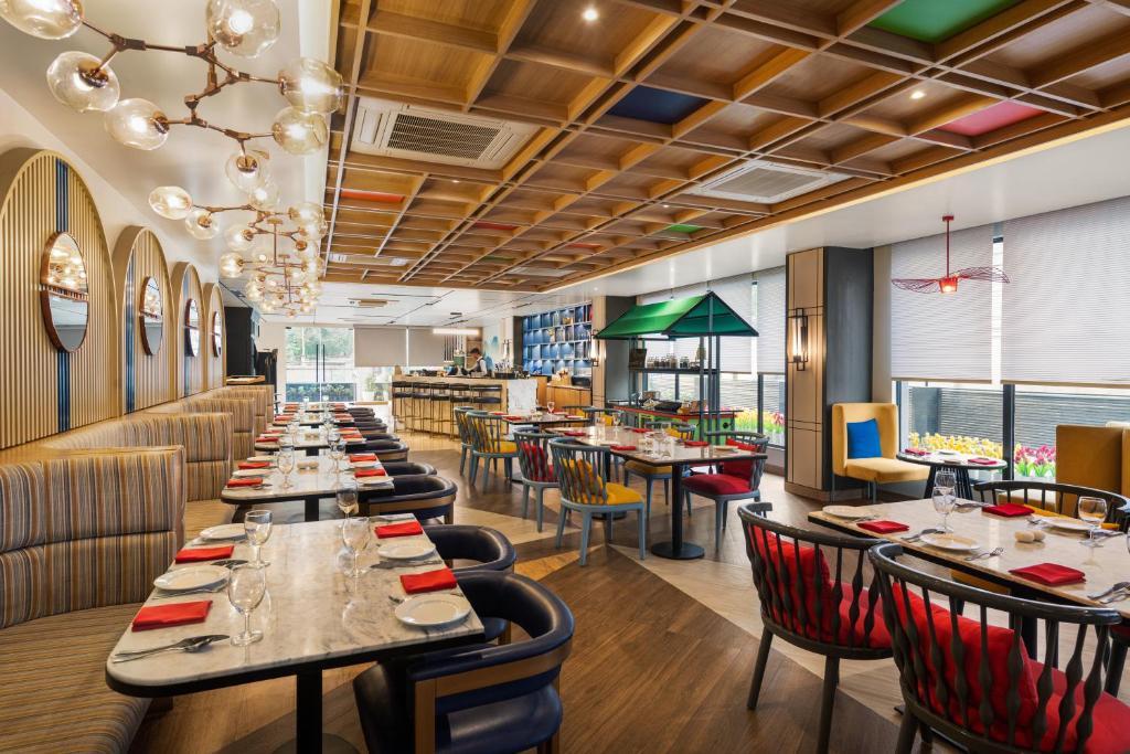 Restaurace v ubytování Ramada Encore by Wyndham Siliguri Sevoke Road