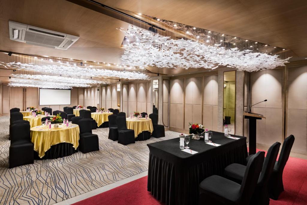 Restaurace v ubytování Ramada Encore by Wyndham Siliguri Sevoke Road