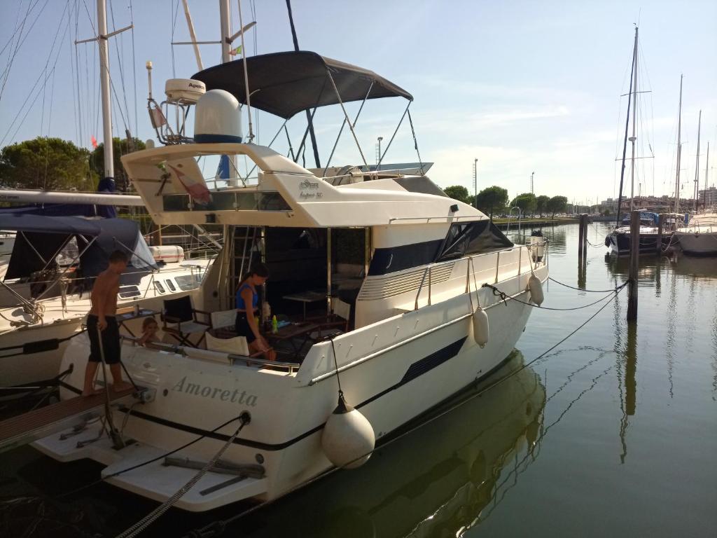 een witte boot is aangemeerd in het water bij Mobilheim - Hausboot - Motoryacht Ilver Daytona 40 -Amoretta- in Banjole
