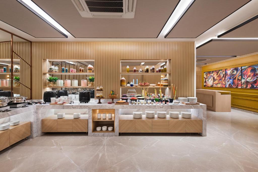 Posezení v ubytování Ramada Encore by Wyndham Siliguri Sevoke Road