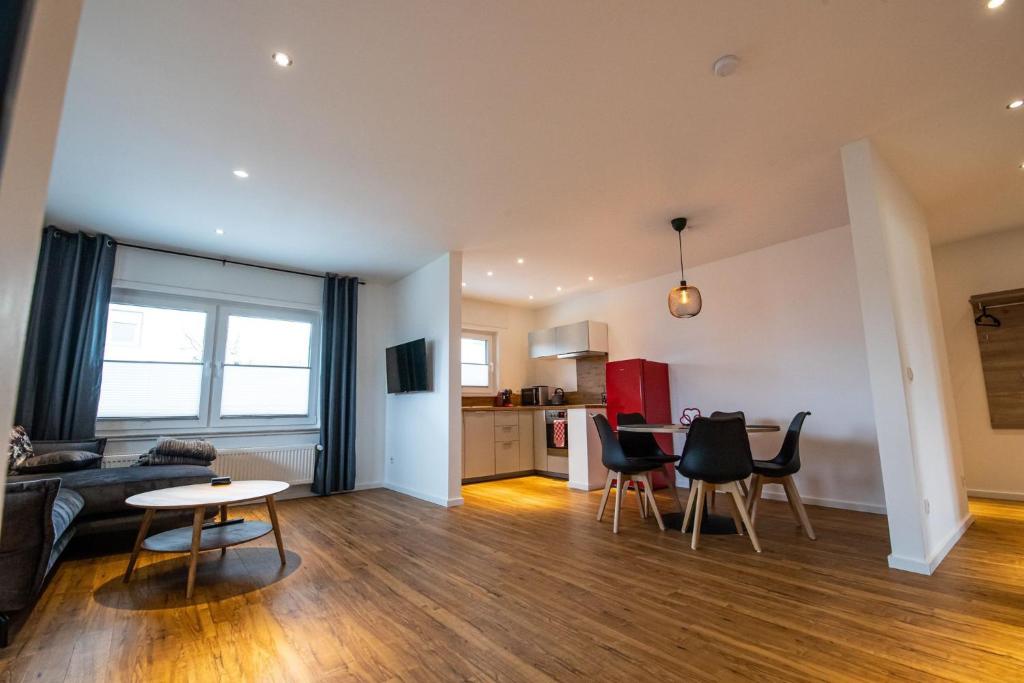 ein Wohnzimmer mit einem Sofa und einem Tisch in der Unterkunft Südschleife Appartements - App. 2 - WLAN - Direkt am Ring in Reimerath