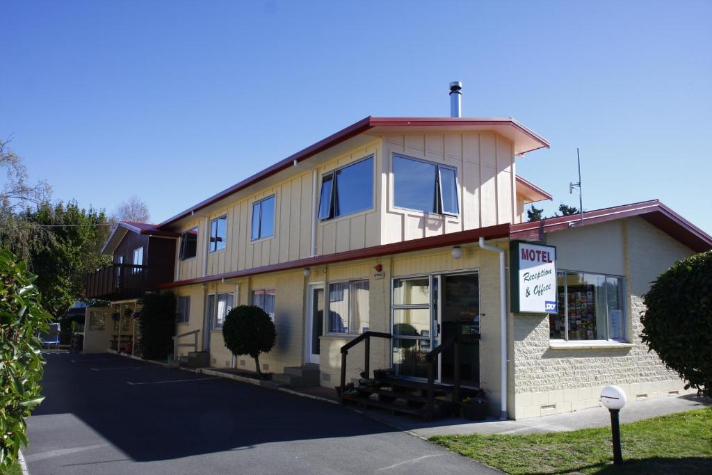 un bâtiment avec un panneau devant lui dans l'établissement Mountain View Motel, à Taupo