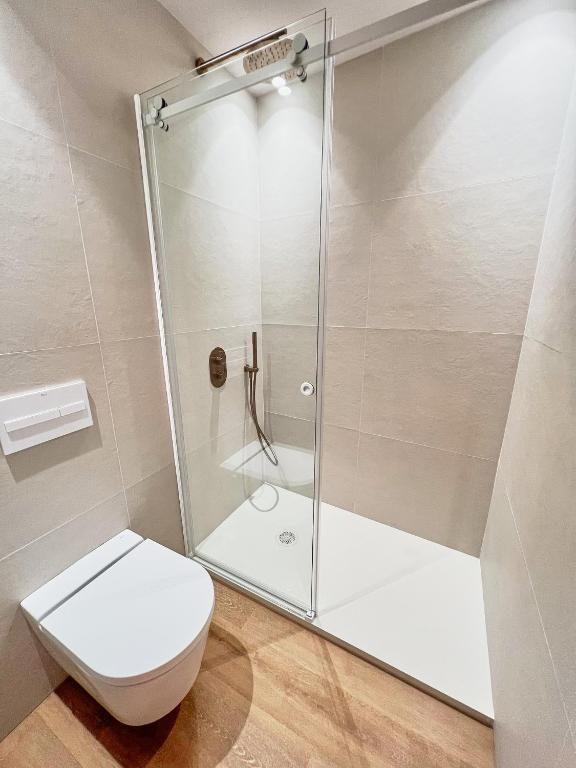 a bathroom with a shower and a toilet at Casa Indiana Hotel Boutique in Blanes