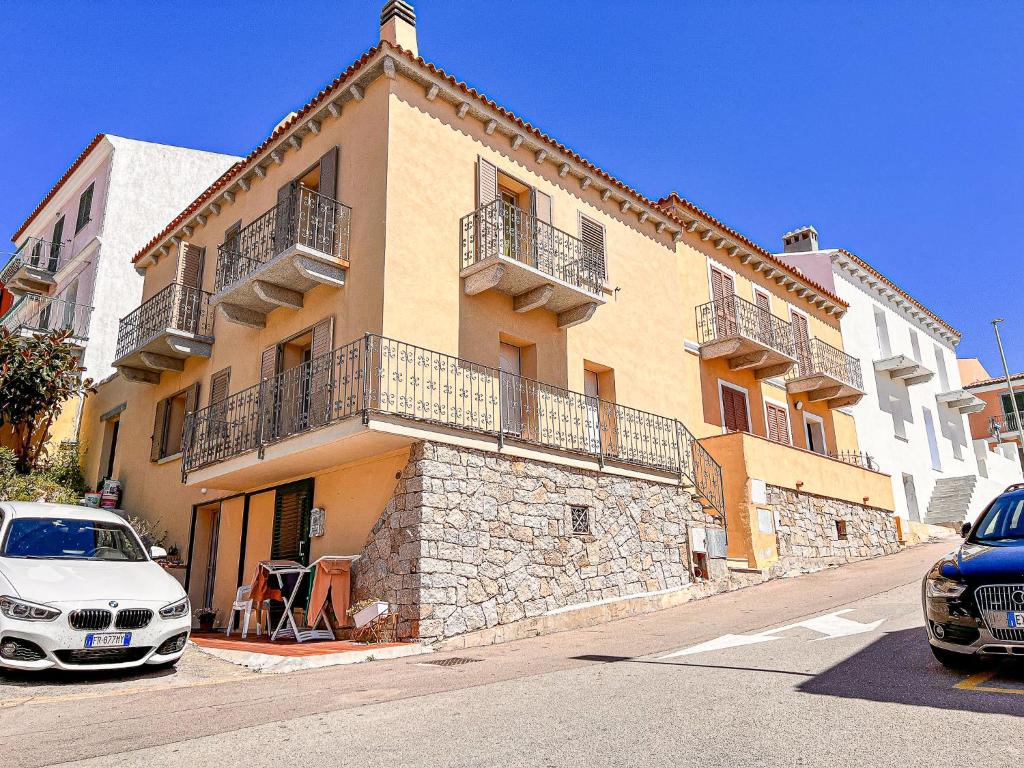 um edifício com carros estacionados em frente em Via Sardegna em Santa Teresa Gallura