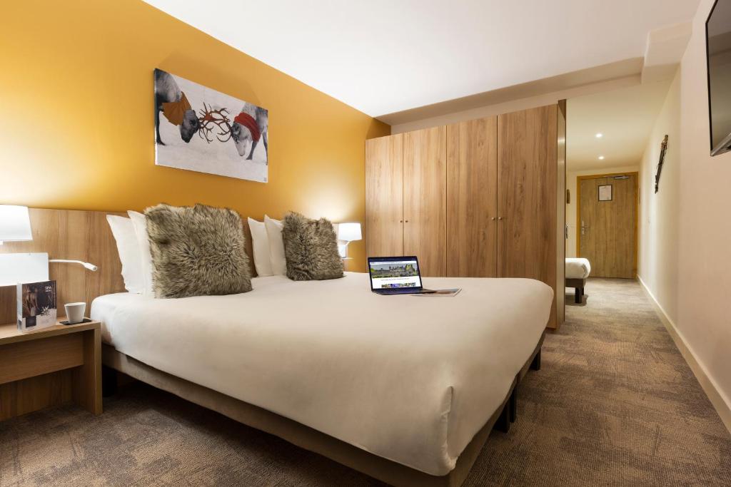 Postel nebo postele na pokoji v ubytování SOWELL HOTELS Mont Blanc et SPA