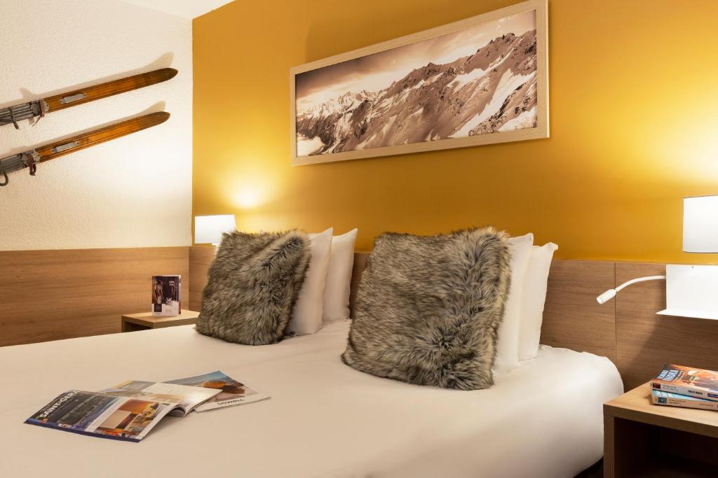 Postel nebo postele na pokoji v ubytování SOWELL HOTELS Mont Blanc et SPA