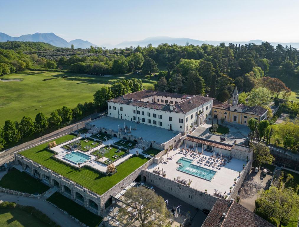 an aerial view of a large house with a pool at QC Termegarda Spa & Golf Resort in Calvagese della Riviera