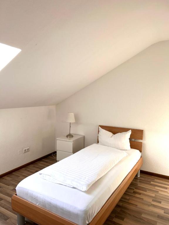 Postel nebo postele na pokoji v ubytování Burghotel Lörrach