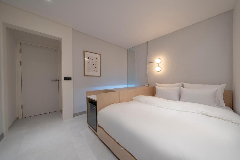 Postel nebo postele na pokoji v ubytování Aank Hotel Osan