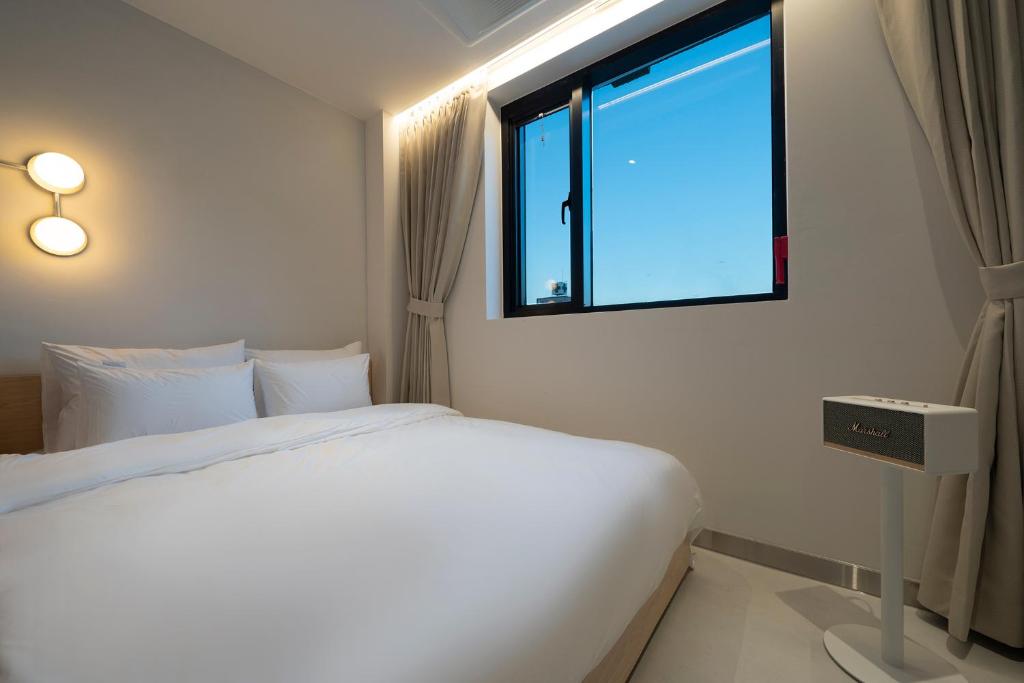Postel nebo postele na pokoji v ubytování Aank Hotel Osan