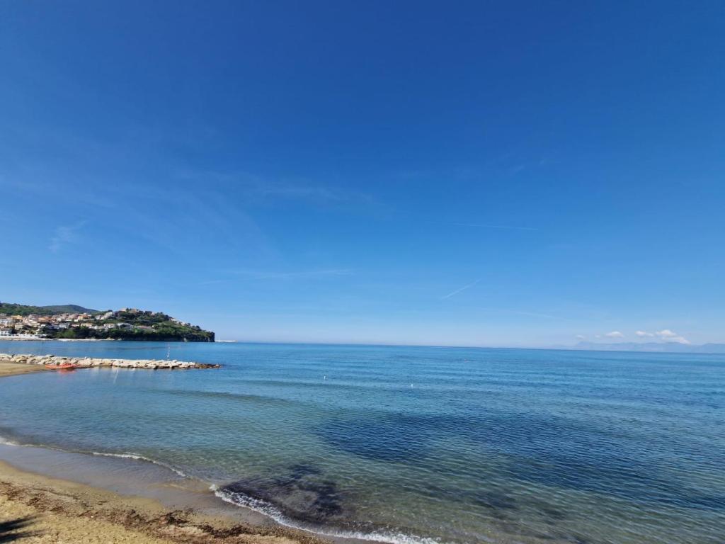 アグローポリにあるIl Giardino di Mariaの海の景色を望むビーチ