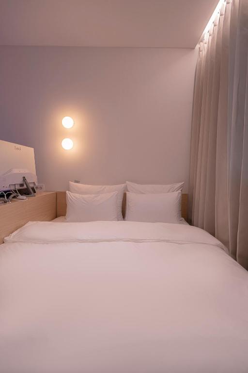 Postel nebo postele na pokoji v ubytování Aank Hotel Osan