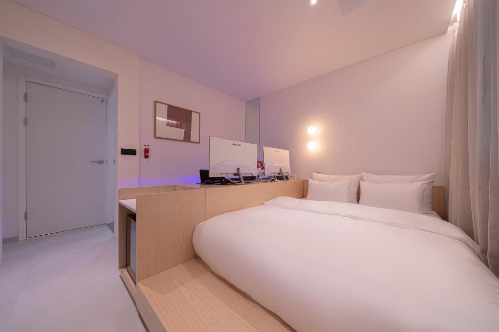 Postel nebo postele na pokoji v ubytování Aank Hotel Osan