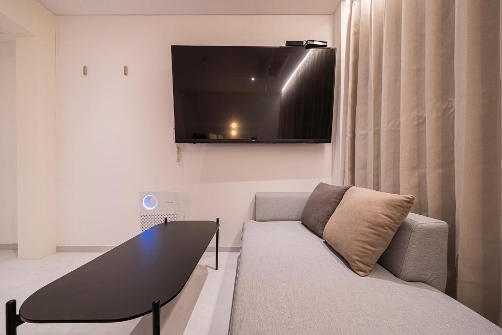 TV a/nebo společenská místnost v ubytování Aank Hotel Osan