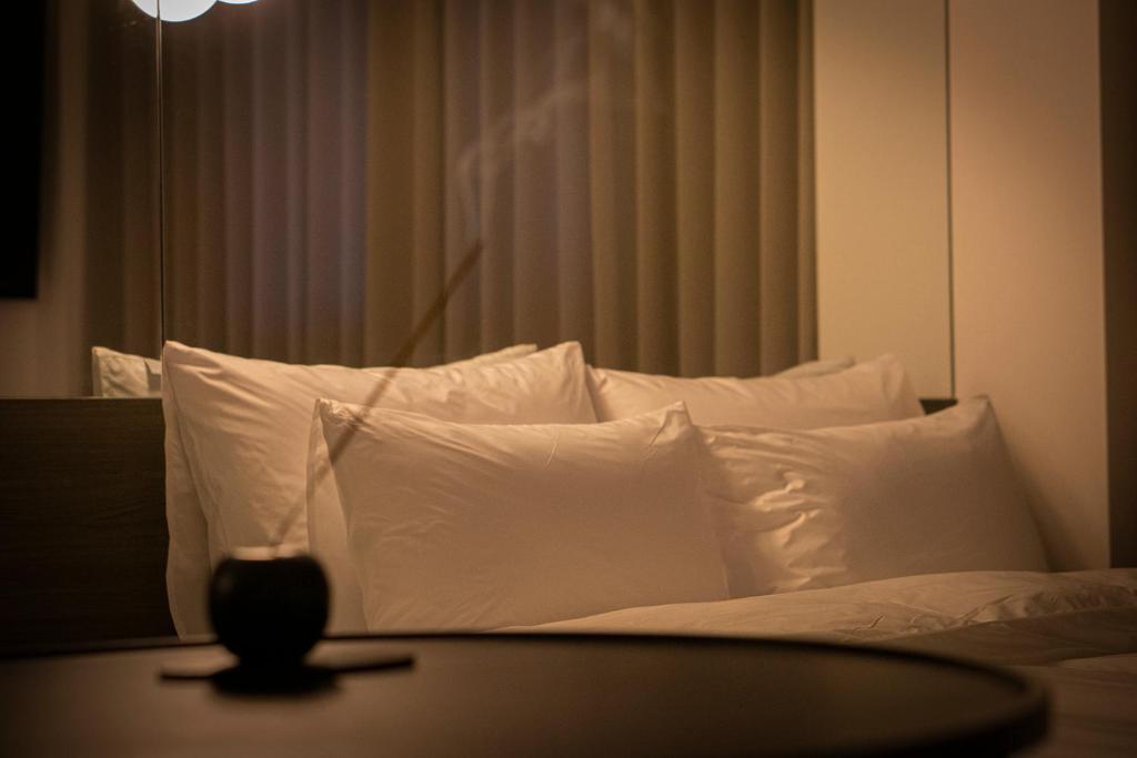 Postel nebo postele na pokoji v ubytování Aank Hotel Osan