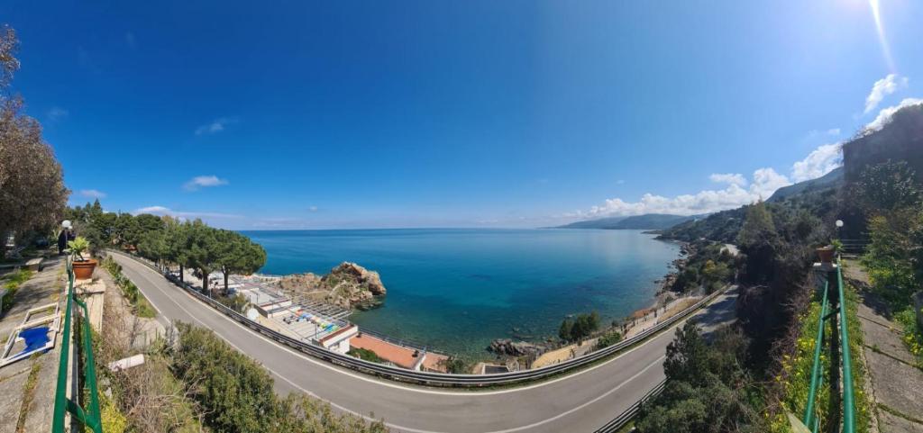 a road next to a large body of water at BREZZA DI LEVANTE in Cefalù