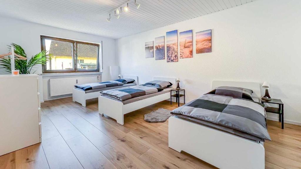 een slaapkamer met 2 bedden in een kamer bij Houses in Gau-Bischofsheim in Gau-Bischofsheim