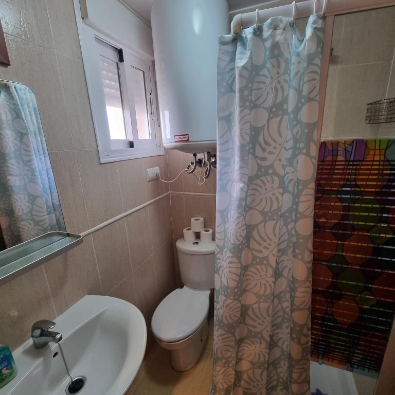 A bathroom at Ático dúplex con piscina privada en Vera Playa