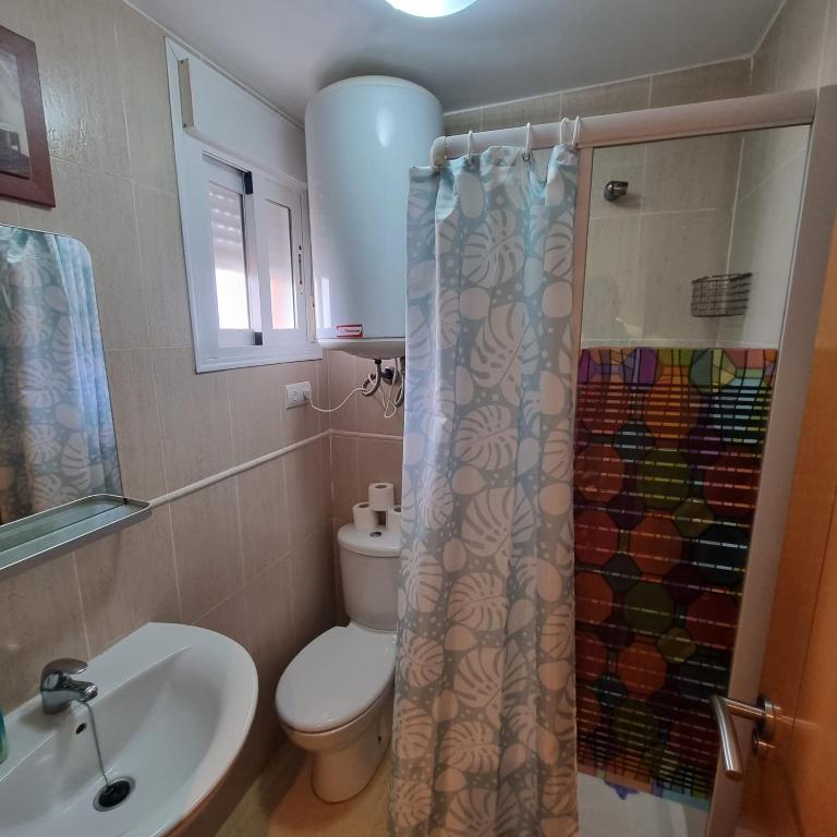 A bathroom at Ático dúplex con piscina privada en Vera Playa