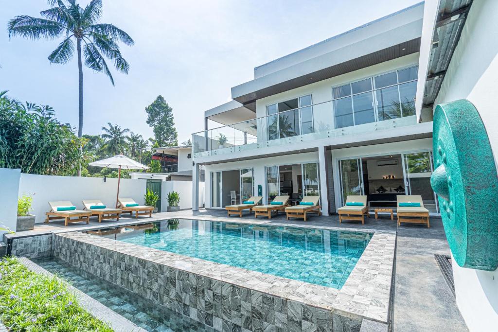 une image d'une villa avec une piscine dans l'établissement BALANCE BEACH VILLA, à Koh Samui 