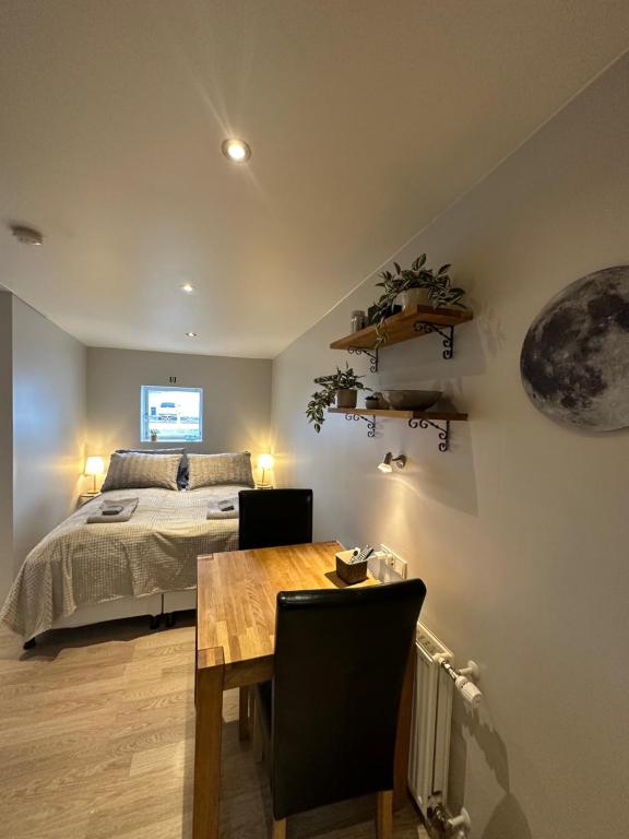 1 dormitorio con cama, mesa y sidx sidx sidx de mesa en Norðurgata 43, en Akureyri