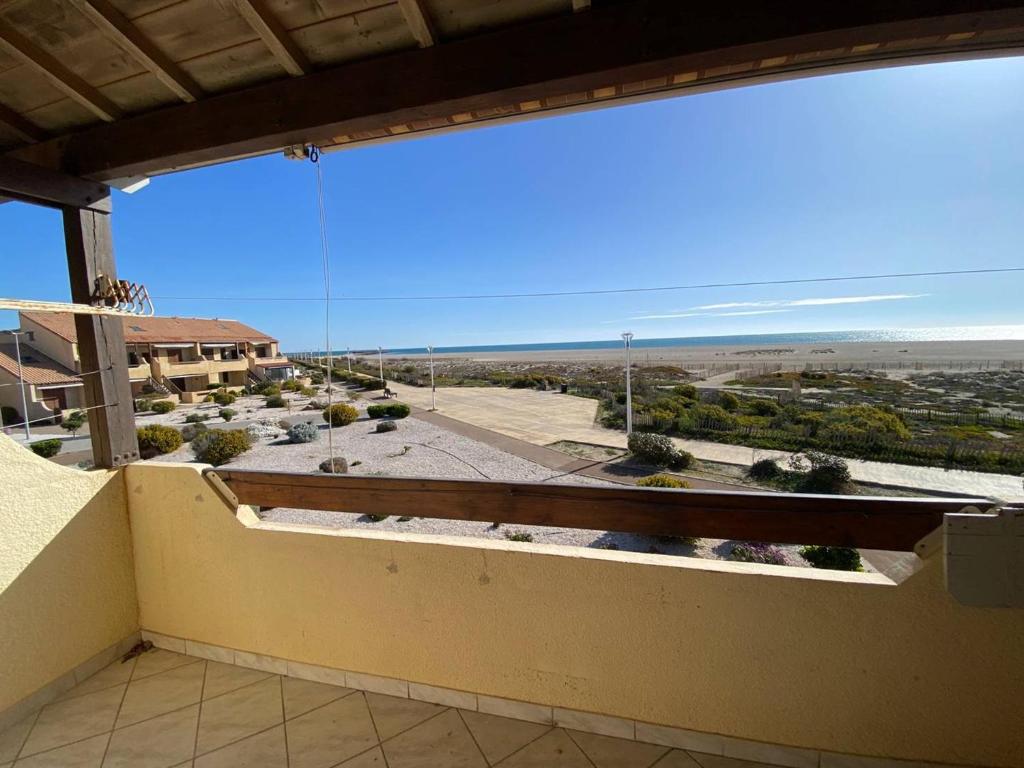 Elle comprend un balcon offrant une vue sur le désert et l'océan. dans l'établissement Appartement en bord de mer avec mezzanine, balcon et parking privé à Port Leucate, 6 couchages - FR-1-81-482, à Port-Leucate