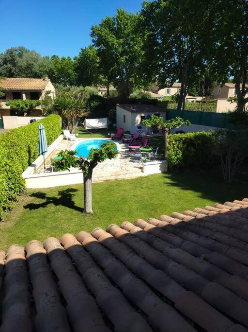 Elle offre une vue sur une cour avec une piscine. dans l'établissement Chez mamie, à Saint-Étienne-du-Grès