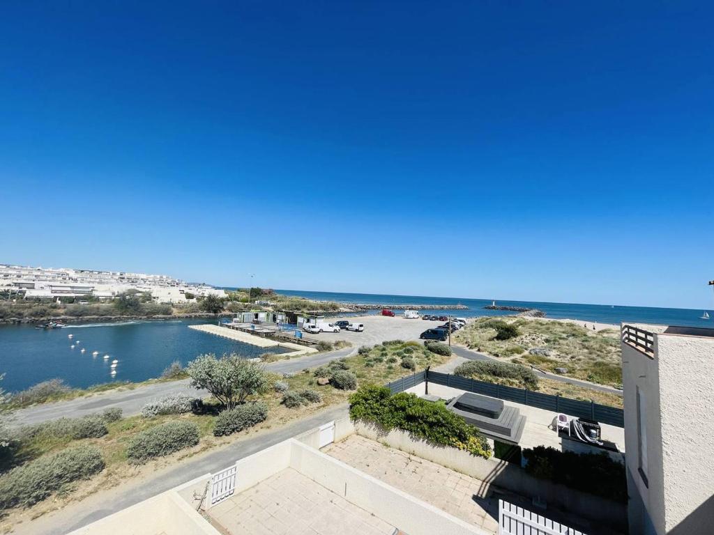 une vue d'un plan d'eau depuis un bâtiment dans l'établissement Jolie villa à 50m de la plage avec parking privé à Cap d'Agde - FR-1-723-27, à Bizanos