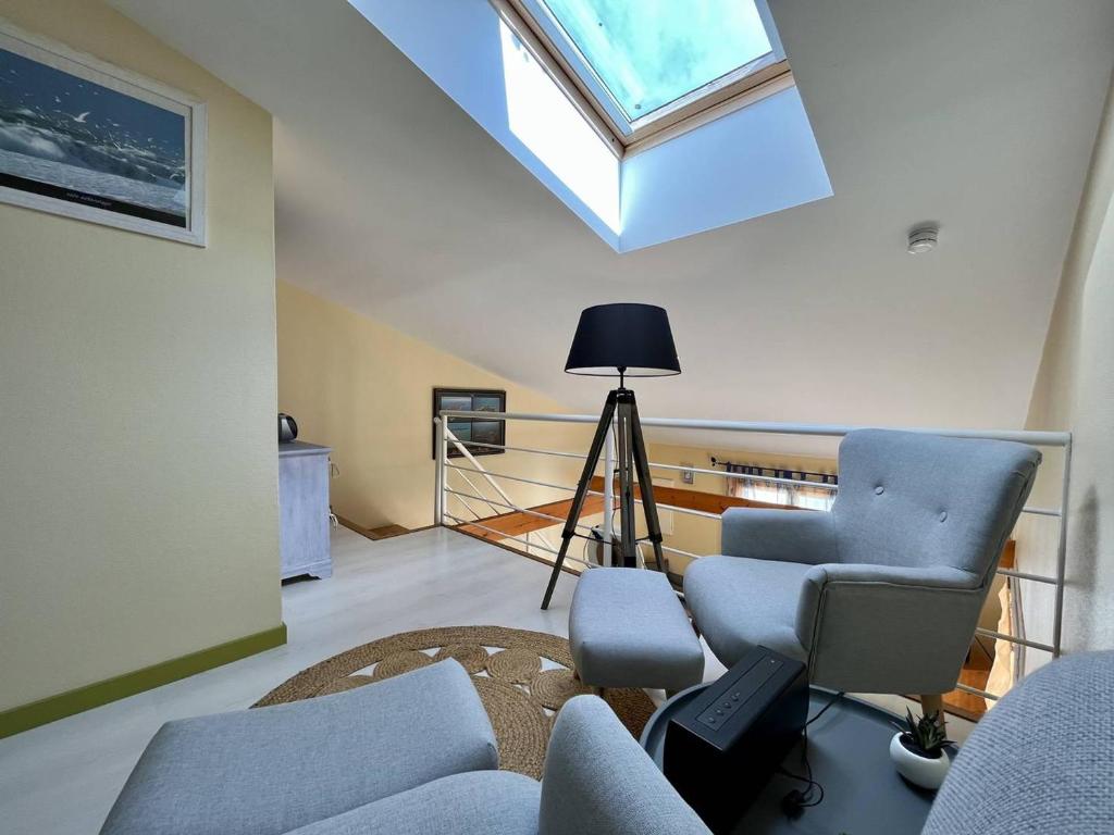 Televízia a/alebo spoločenská miestnosť v ubytovaní Maison bord de mer à St-Denis-d'Oléron, 6 pers, 3 ch, terrasse, vélos, plage à 2 pas - FR-1-246A-230
