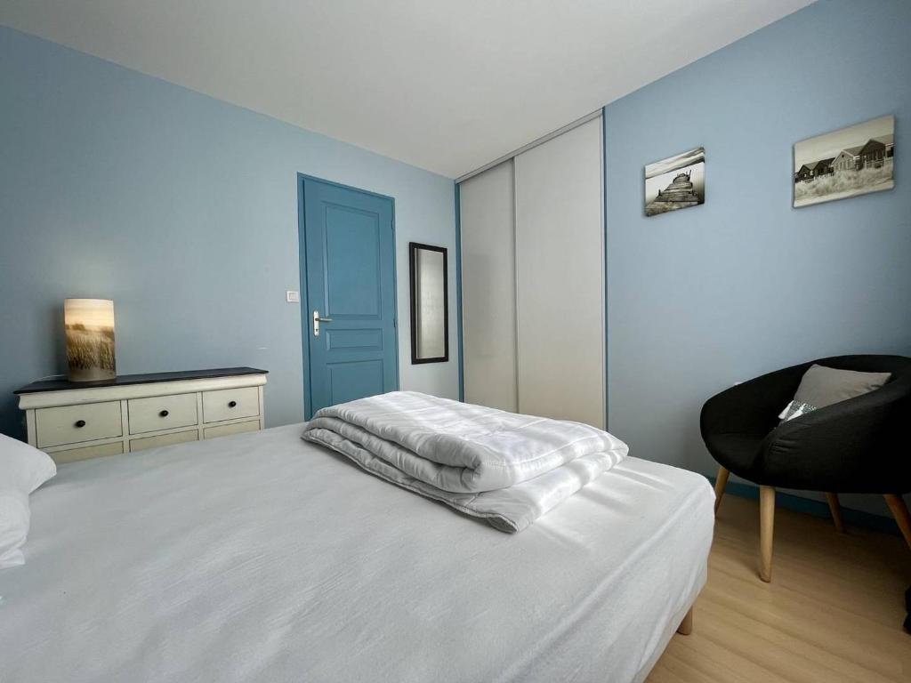 Posteľ alebo postele v izbe v ubytovaní Maison bord de mer à St-Denis-d'Oléron, 6 pers, 3 ch, terrasse, vélos, plage à 2 pas - FR-1-246A-230