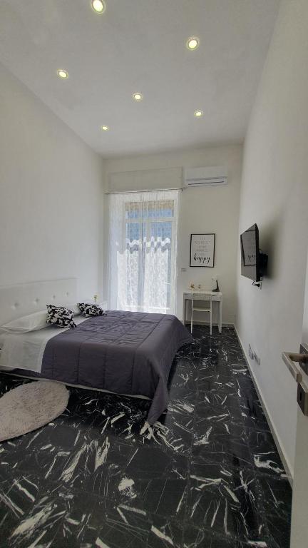 um quarto com uma cama e piso em mármore preto em CASABLANCA em Nápoles
