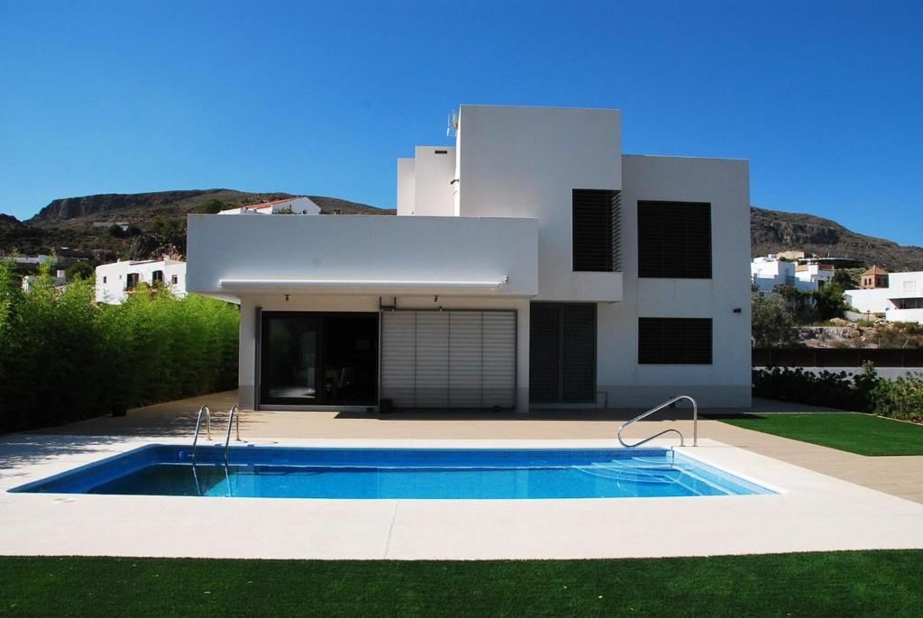 eine Villa mit einem Pool vor einem Haus in der Unterkunft LA MESA in Félix