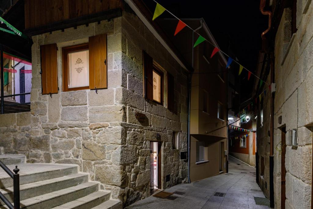 eine Gasse mit Fahnen an der Seite eines Gebäudes in der Unterkunft A de Calón in Marín