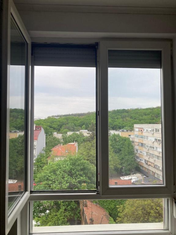 Nespecifikovaný výhled na destinaci Bělehrad nebo výhled na město při pohledu z apartmánu